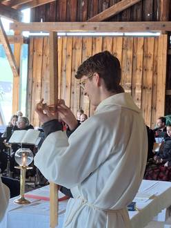Das Bild zeigt die Eucharistiefeier zu Christi Himmelfahrt