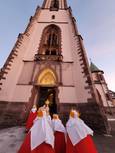Das Bild zeigt Sternsinger vor bzw. im Münster St. Jakobus in Neustadt.