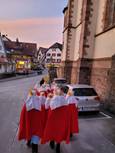 Das Bild zeigt Sternsinger vor bzw. im Münster St. Jakobus in Neustadt.