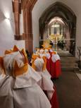 Das Bild zeigt Sternsinger vor bzw. im Münster St. Jakobus in Neustadt.