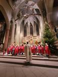 Das Bild zeigt Sternsinger vor bzw. im Münster St. Jakobus in Neustadt.