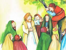 Diese Bild zeigt Zachäus im Baum, davor Jesus und andere Menschen.
